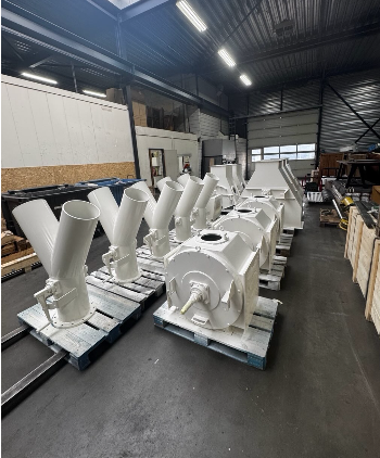 Wit afgewerkte metalen onderdelen in de werkplaats